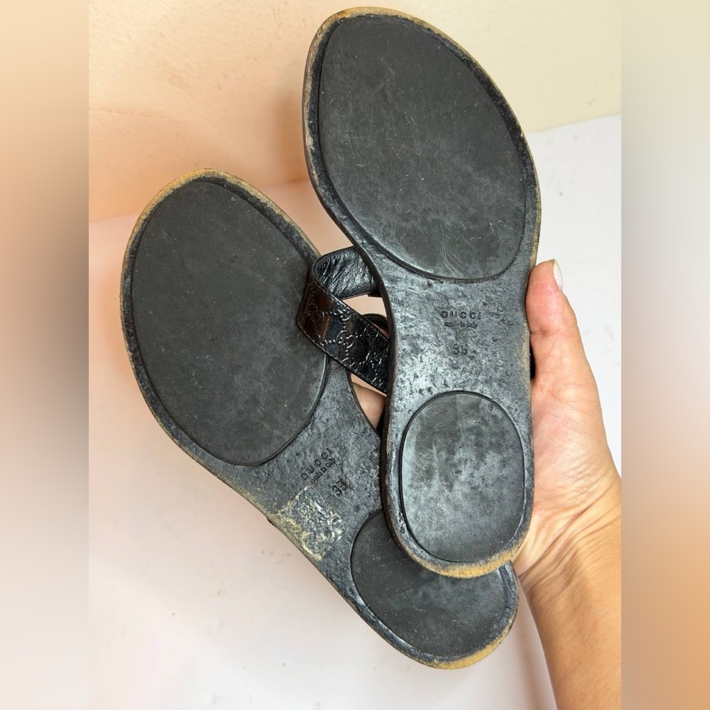 Gucci Women's Flat Thong Sandals Black Patent Leather Gold GG Logo Size 35 - Picture 9 of 10
